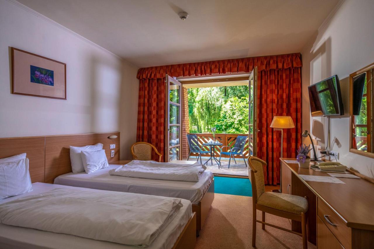 Zichy Park Hotel Bikacs Ngoại thất bức ảnh