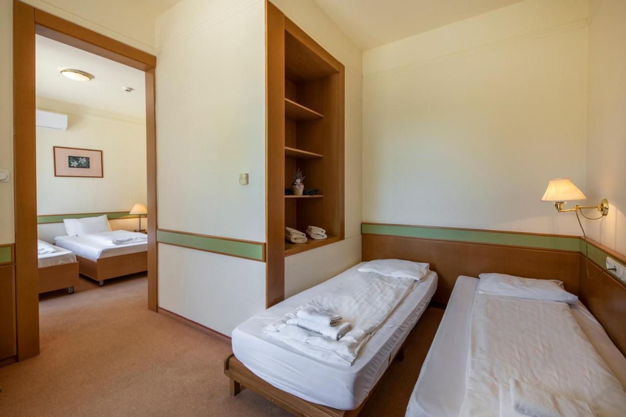 Zichy Park Hotel Bikacs Ngoại thất bức ảnh