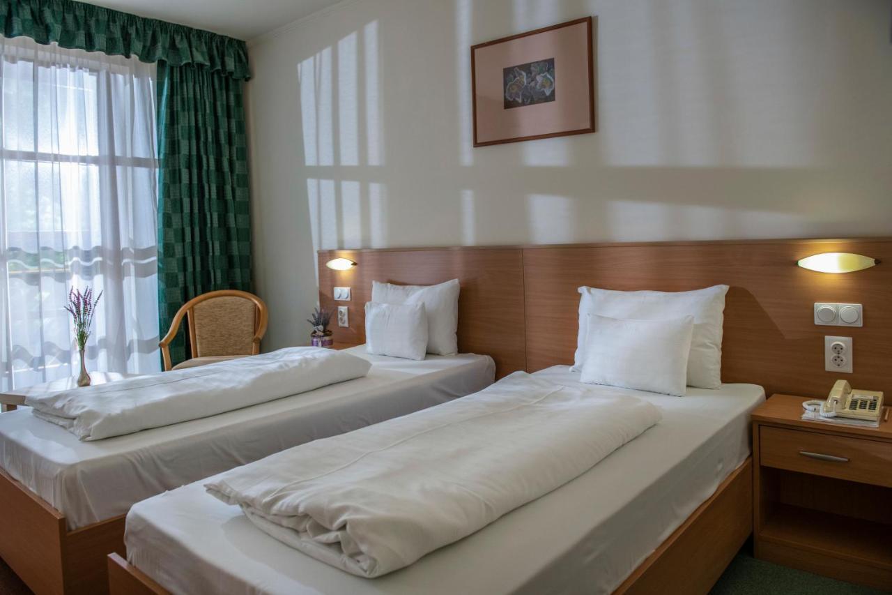 Zichy Park Hotel Bikacs Ngoại thất bức ảnh
