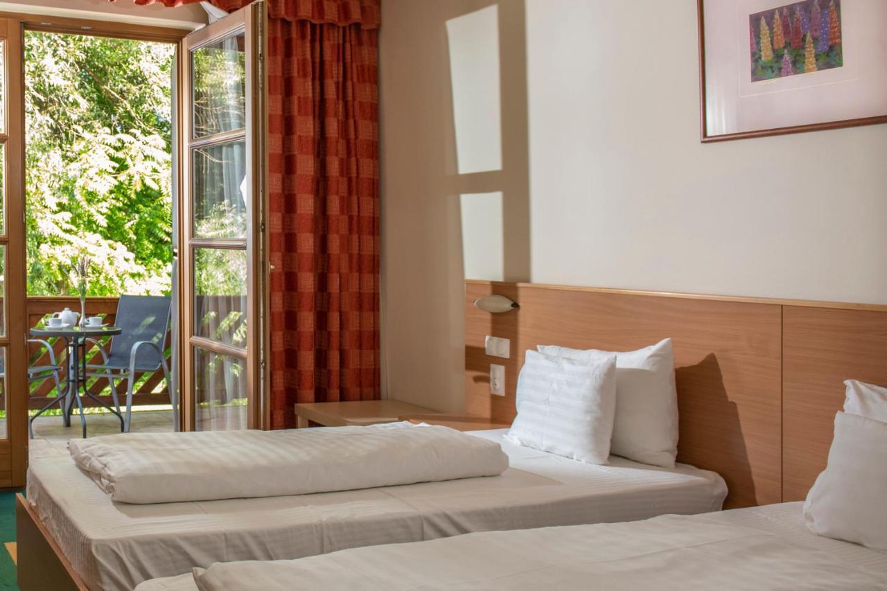 Zichy Park Hotel Bikacs Ngoại thất bức ảnh