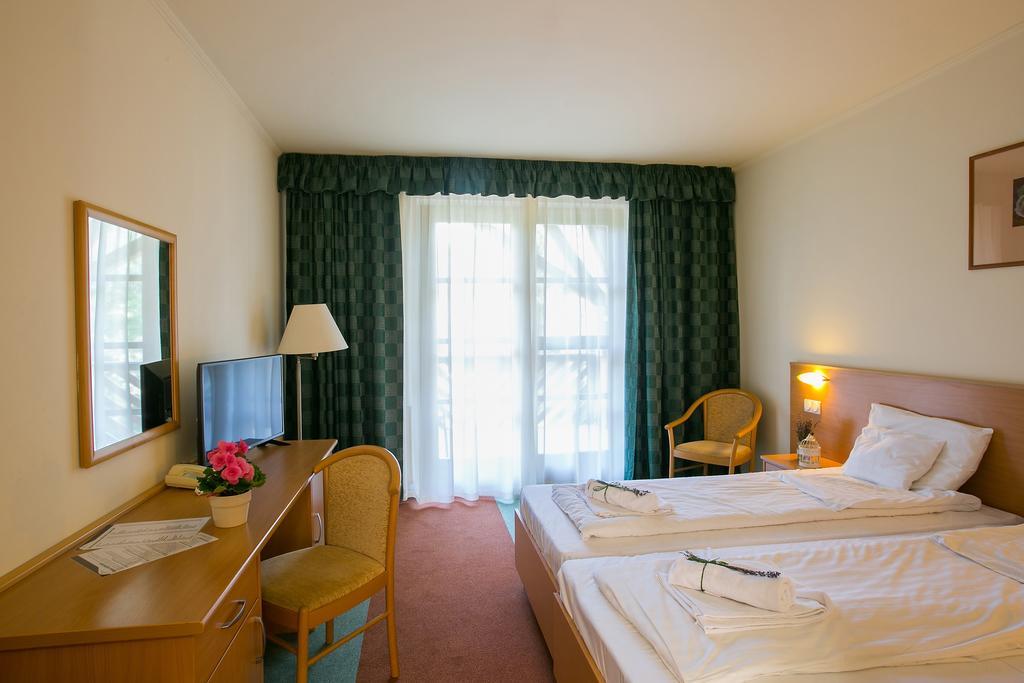 Zichy Park Hotel Bikacs Ngoại thất bức ảnh