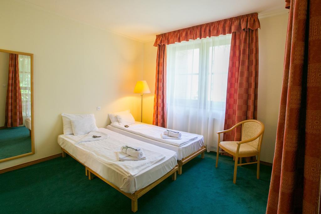 Zichy Park Hotel Bikacs Ngoại thất bức ảnh