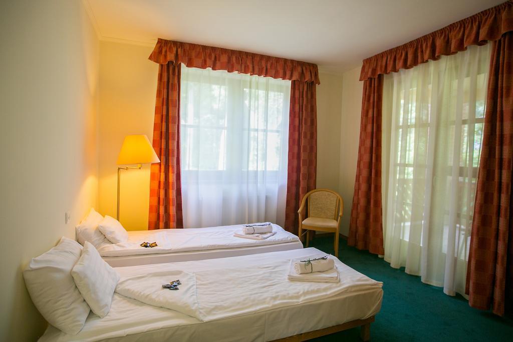 Zichy Park Hotel Bikacs Ngoại thất bức ảnh