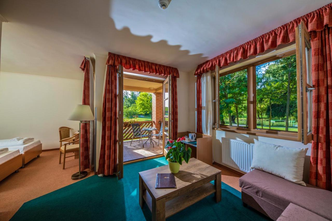 Zichy Park Hotel Bikacs Ngoại thất bức ảnh